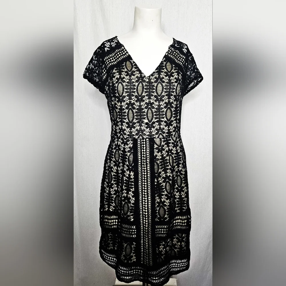 Doe & Rae Black Lace Geo Print V-Neck Short Sleeve Lined Dress Size L NWT‎